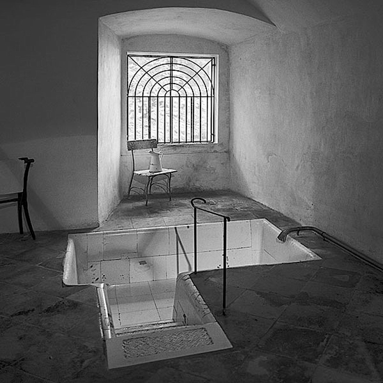 Eine Wanne im Bad Pfäfers bei Ragaz.
Friedrich Nietzsche hielt sich vom 15. Mai bis 10. Juni 1877 dort zur Kur auf.

Thomas Steinert
1990/99, Piezo-Pigment-Print, 40 x 40 cm, Ed. 7 

